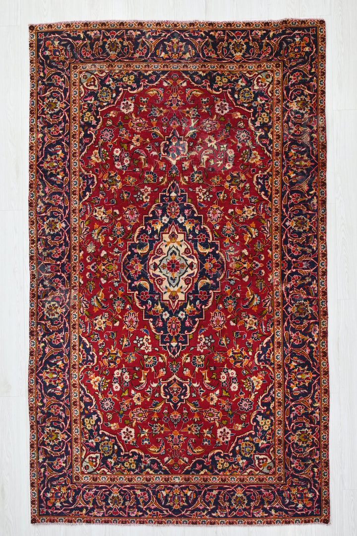 red Medium rug 4' 9" x 8' 0"