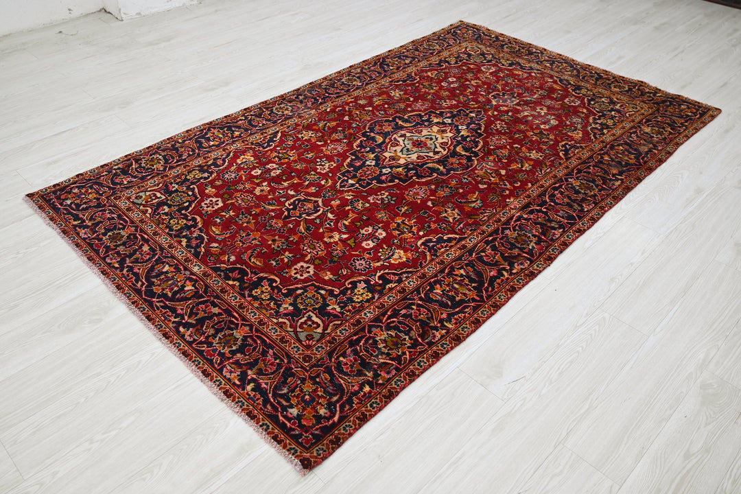 red Medium rug 4' 9" x 8' 0"