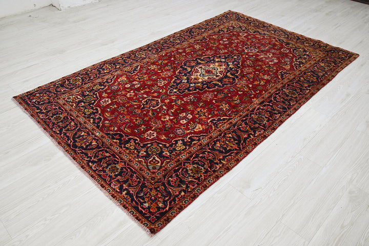 red Medium rug 4' 9" x 8' 0"
