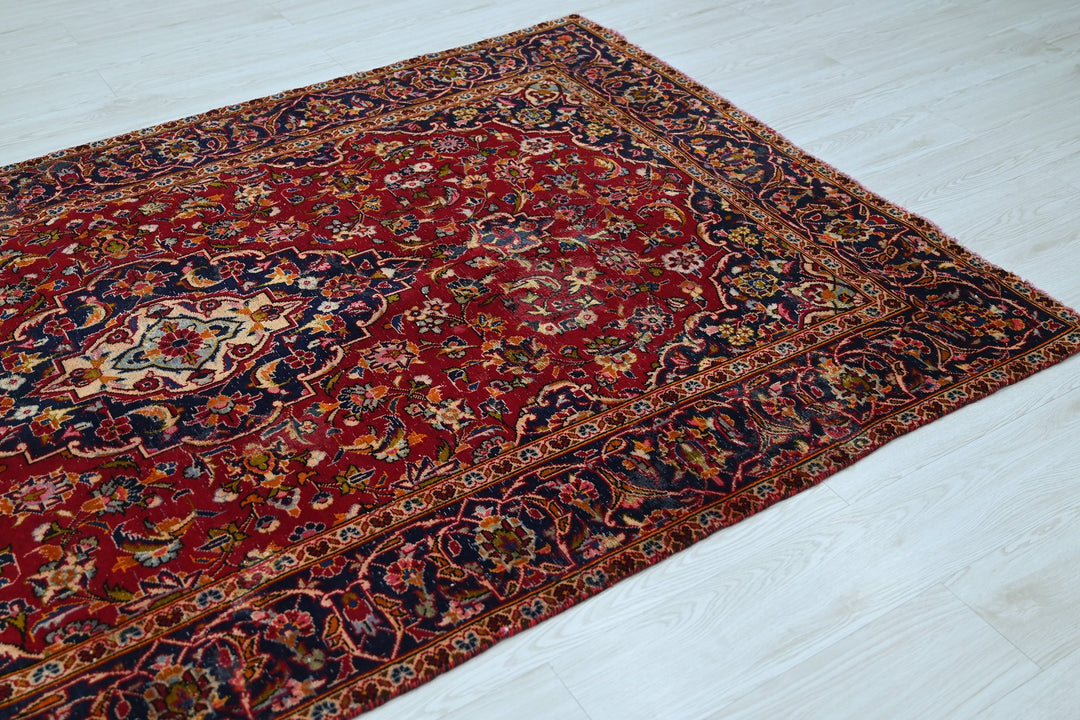 red Medium rug 4' 9" x 8' 0"