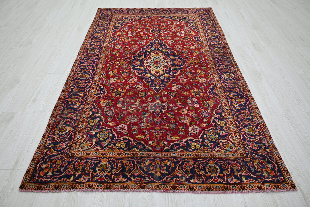 red Medium rug 4' 9" x 8' 0"