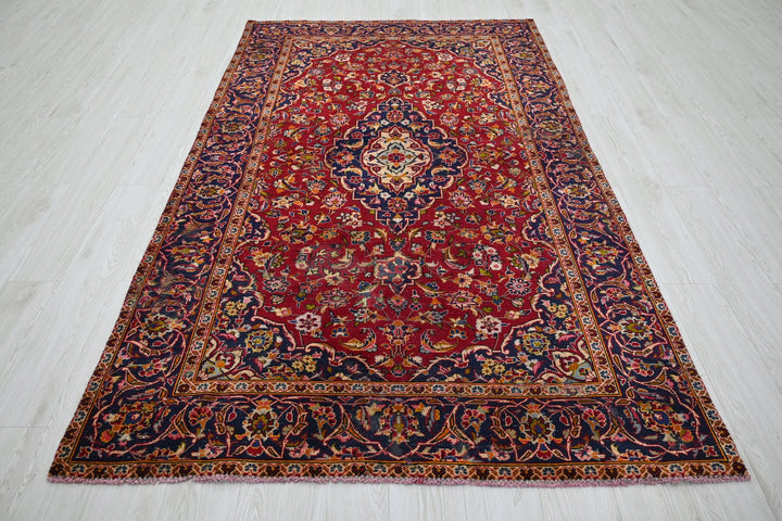 red Medium rug 4' 9" x 8' 0"