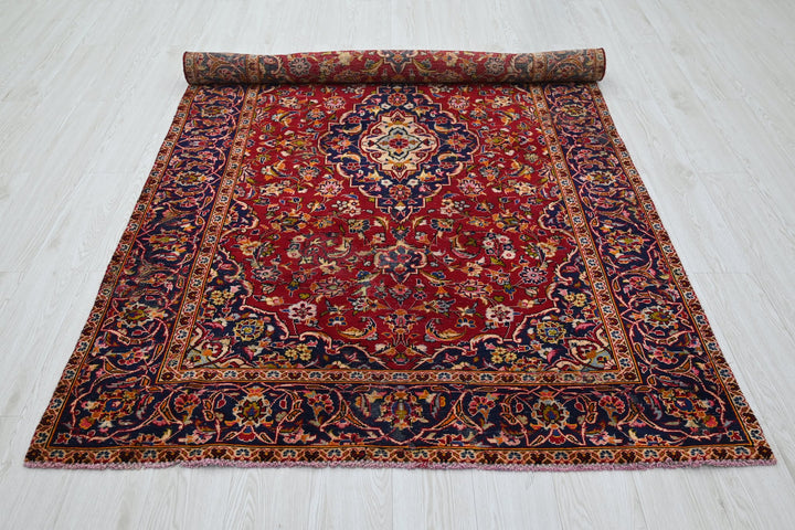 red Medium rug 4' 9" x 8' 0"