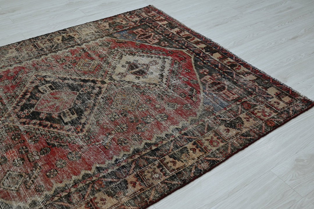 brown Medium rug 4' 9" x 6' 4"