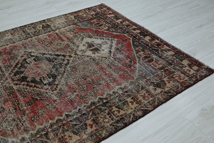 brown Medium rug 4' 9" x 6' 4"