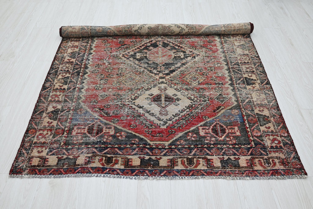 brown Medium rug 4' 9" x 6' 4"