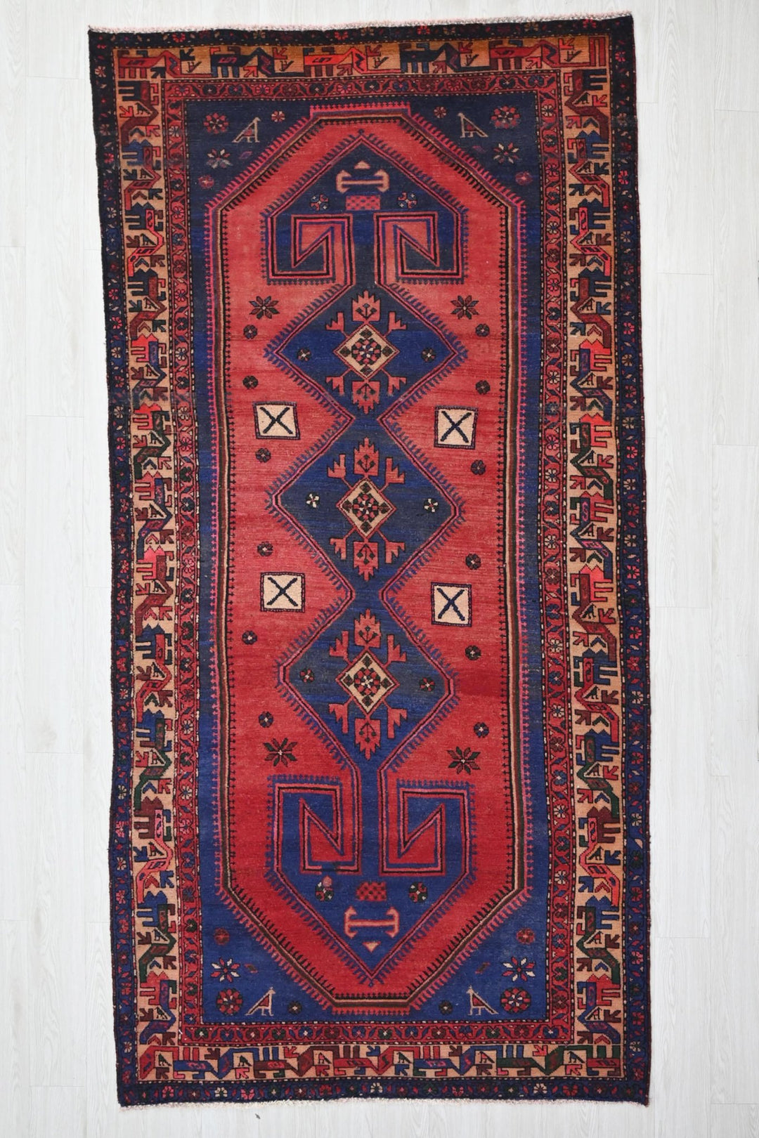 red Large rug 4' 8" x 9' 7"