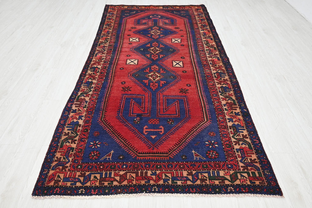 red Large rug 4' 8" x 9' 7"