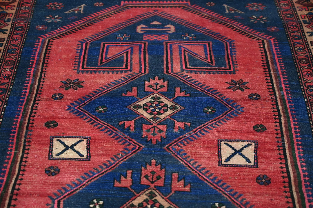red Large rug 4' 8" x 9' 7"