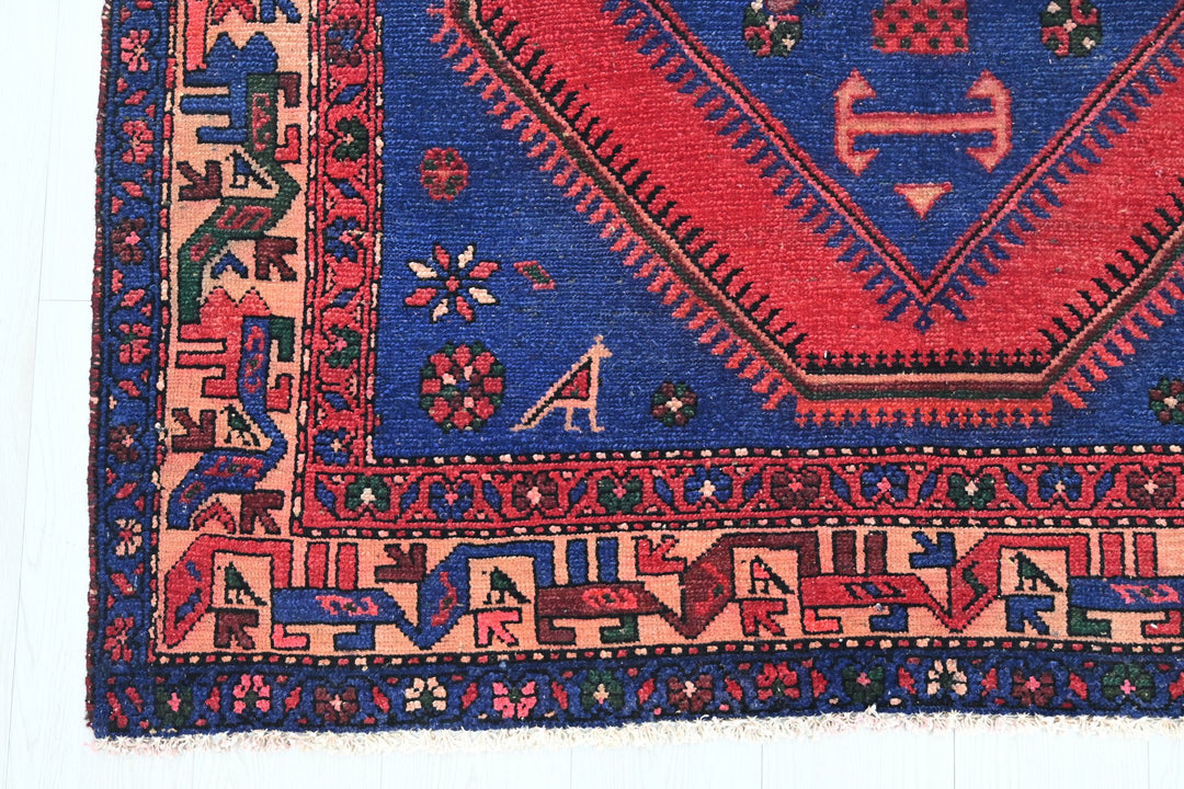 red Large rug 4' 8" x 9' 7"