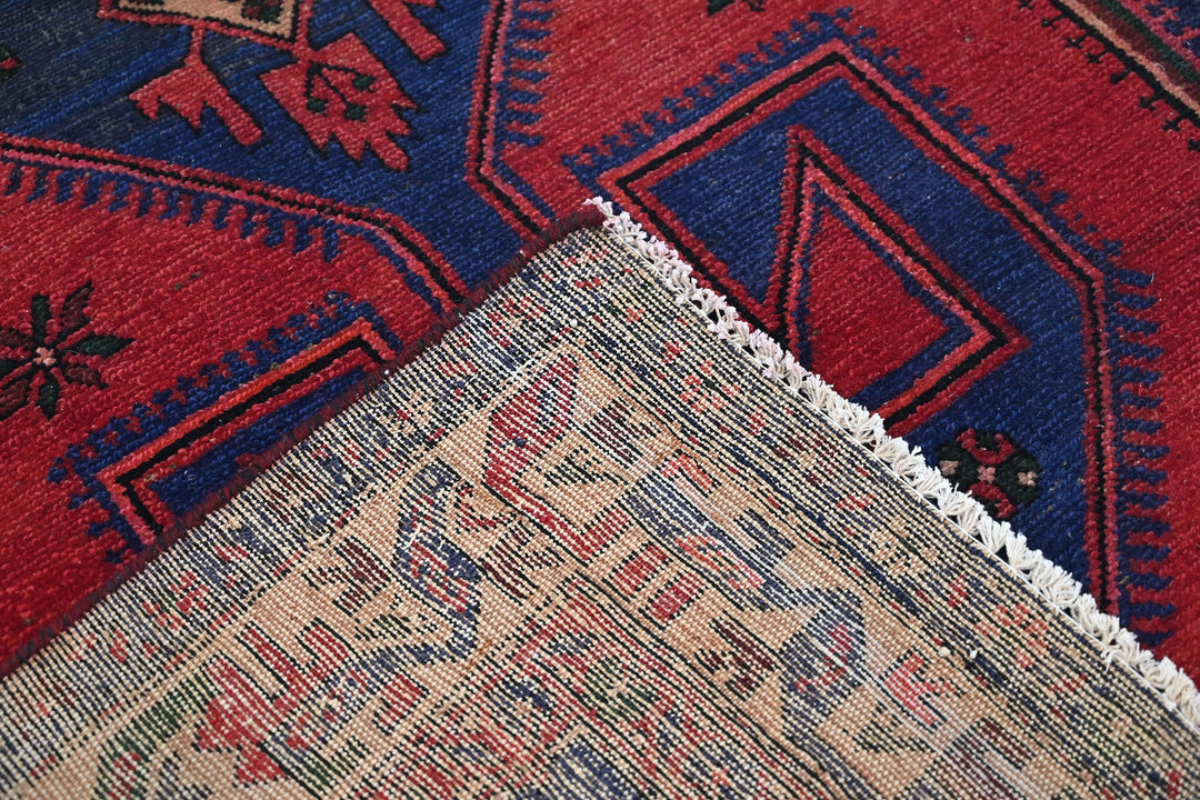 red Large rug 4' 8" x 9' 7"