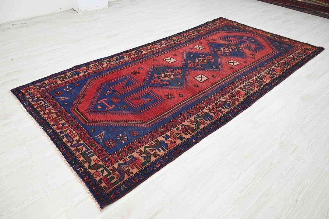 red Large rug 4' 8" x 9' 7"