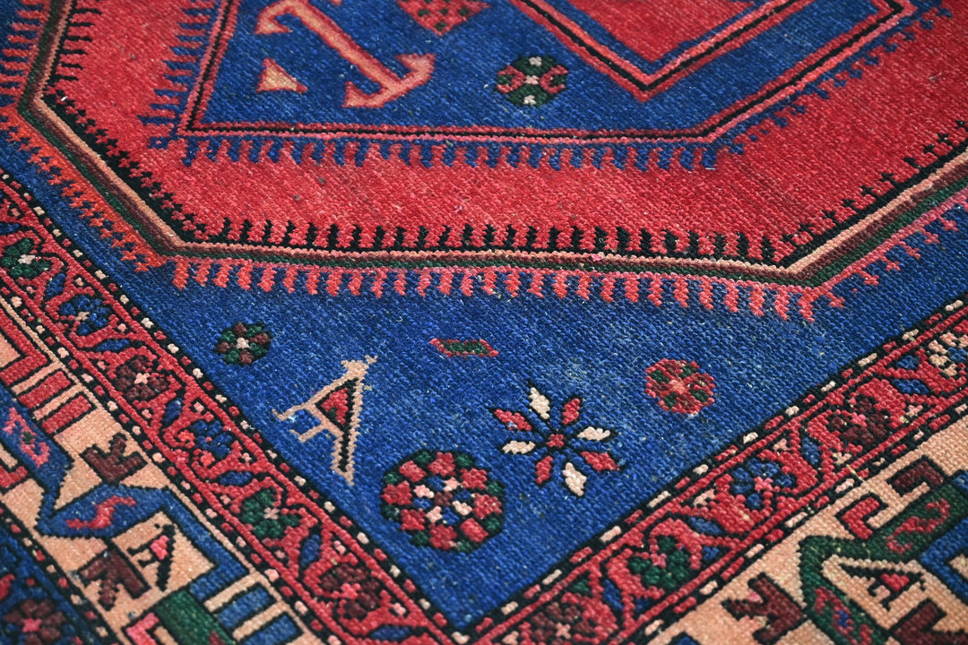 red Large rug 4' 8" x 9' 7"