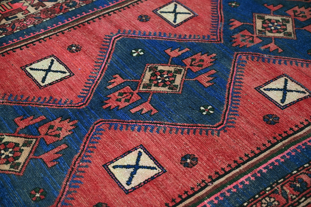 red Large rug 4' 8" x 9' 7"