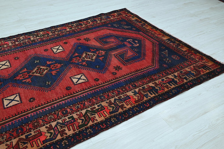 red Large rug 4' 8" x 9' 7"
