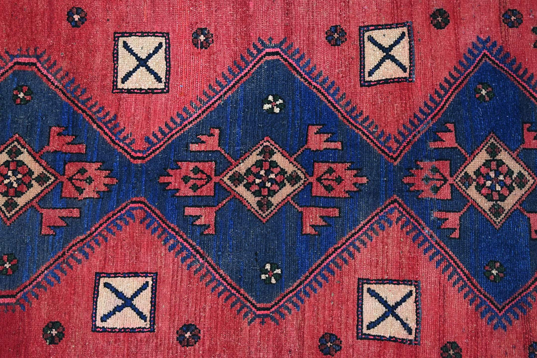 red Large rug 4' 8" x 9' 7"