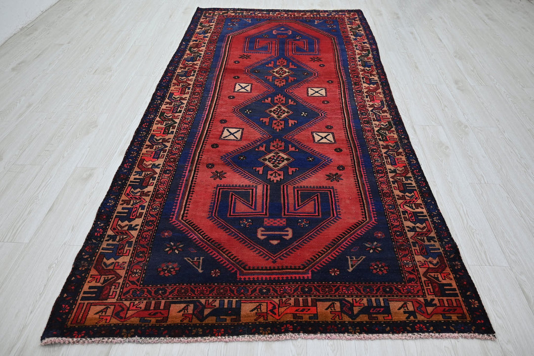 red Large rug 4' 8" x 9' 7"