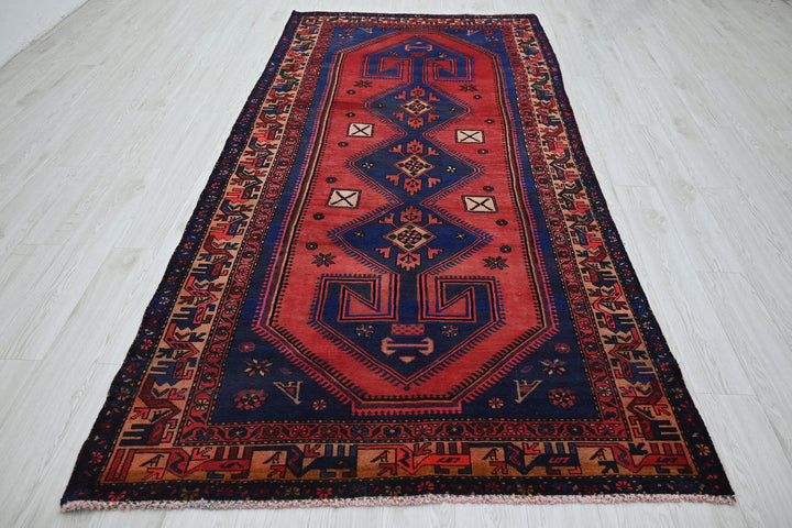 red Large rug 4' 8" x 9' 7"