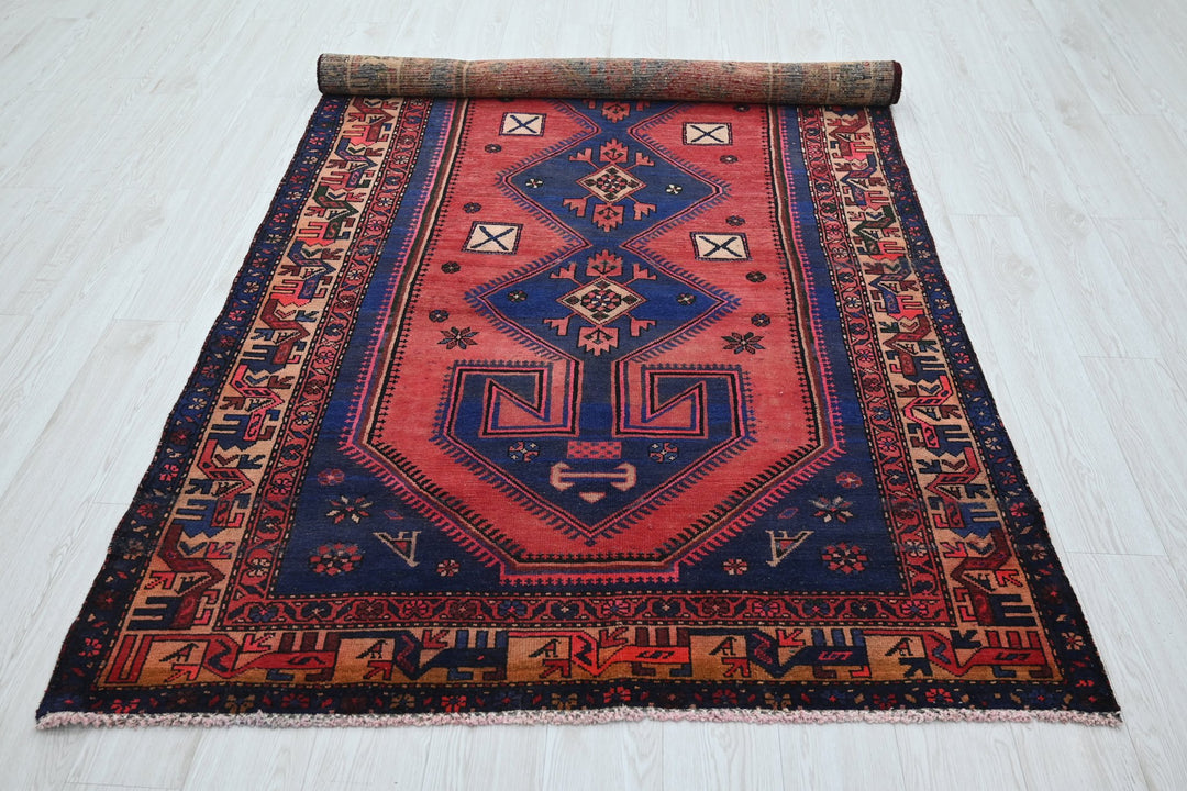 red Large rug 4' 8" x 9' 7"