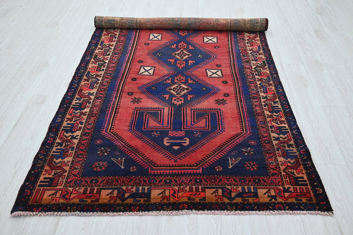 red Large rug 4' 8" x 9' 7"