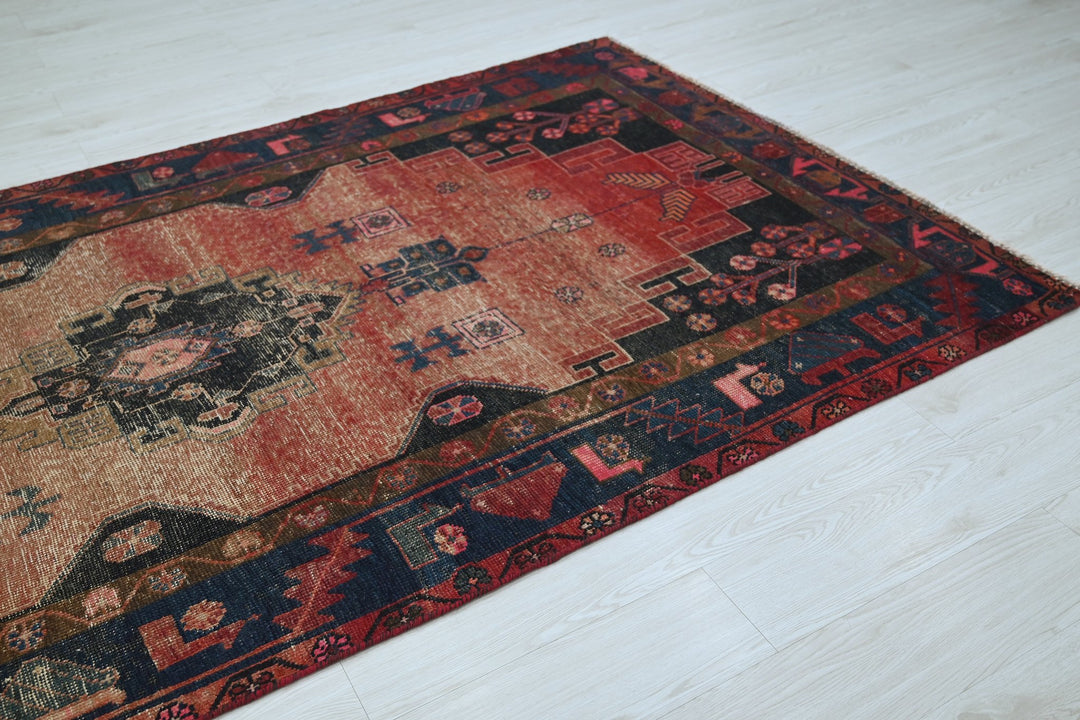 red Medium rug 4' 8" x 9' 2"