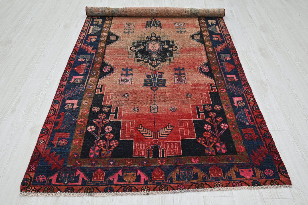 red Medium rug 4' 8" x 9' 2"