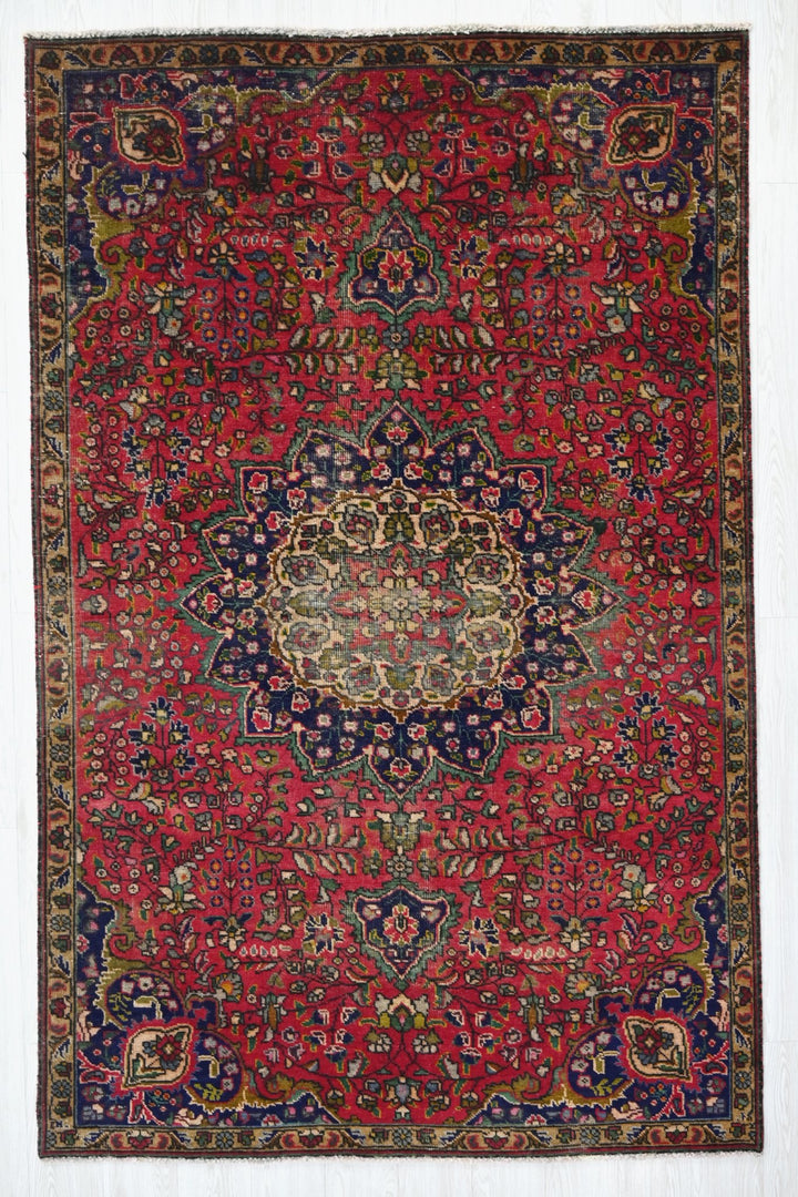 red Medium rug 4' 10" x 7' 9"