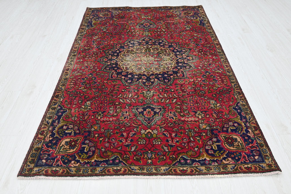 red Medium rug 4' 10" x 7' 9"