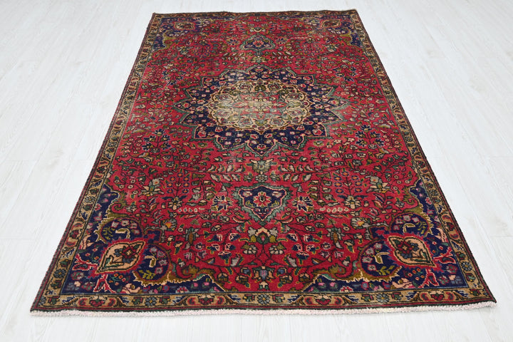 red Medium rug 4' 10" x 7' 9"