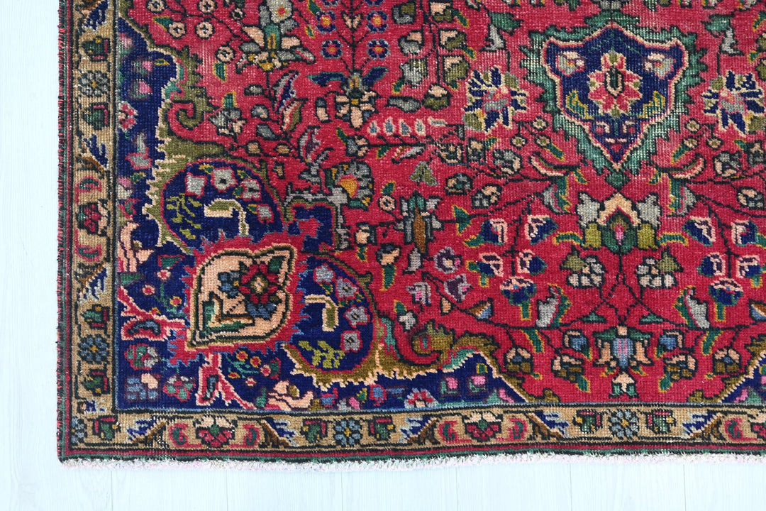red Medium rug 4' 10" x 7' 9"
