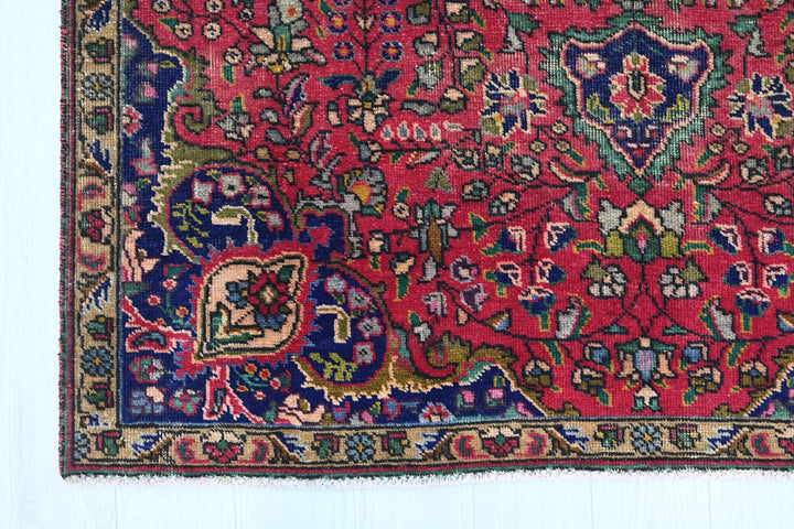 red Medium rug 4' 10" x 7' 9"