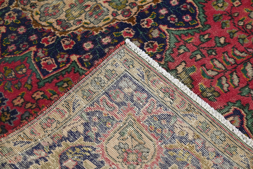 red Medium rug 4' 10" x 7' 9"