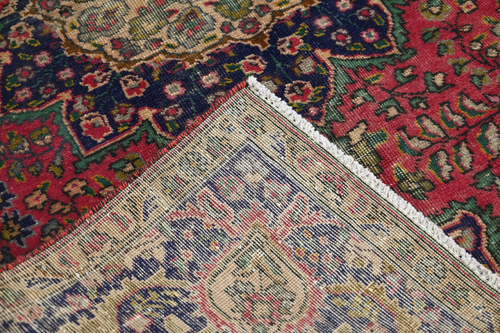 red Medium rug 4' 10" x 7' 9"
