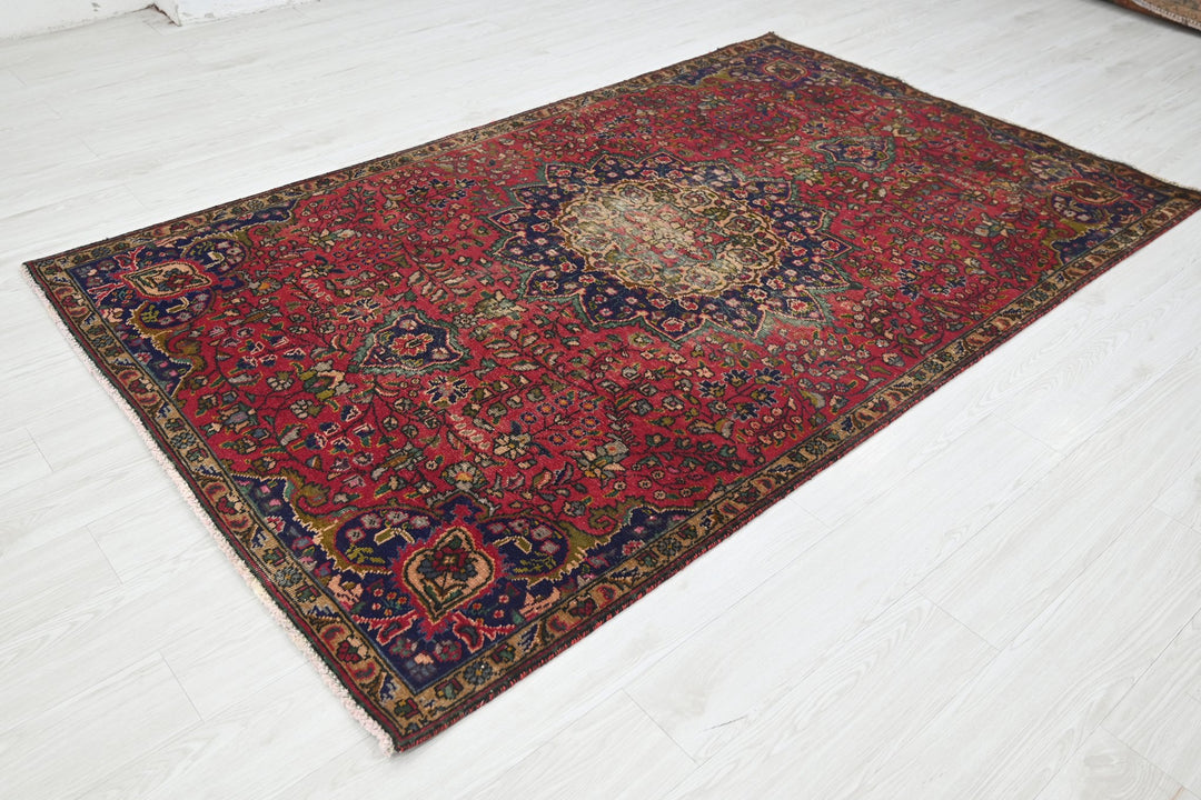 red Medium rug 4' 10" x 7' 9"