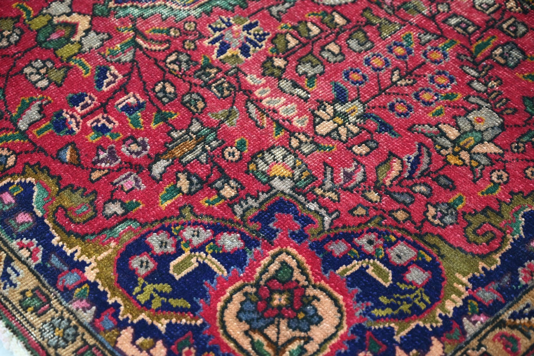 red Medium rug 4' 10" x 7' 9"