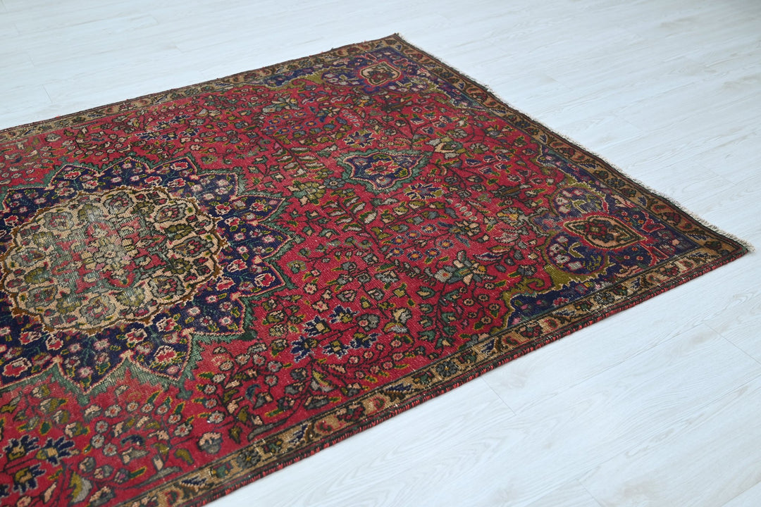 red Medium rug 4' 10" x 7' 9"