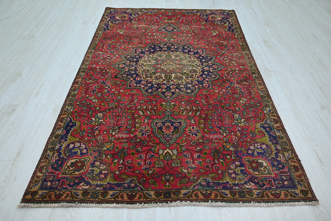 red Medium rug 4' 10" x 7' 9"