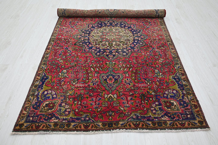 red Medium rug 4' 10" x 7' 9"