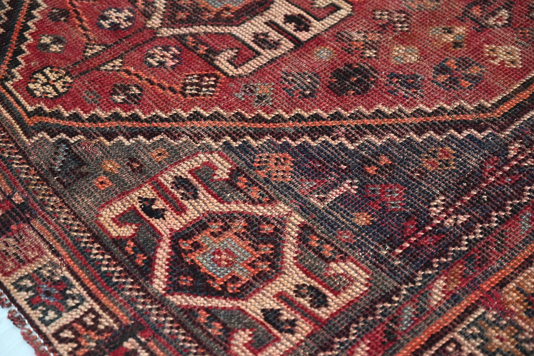 red Medium rug 5' 0" x 7' 9"
