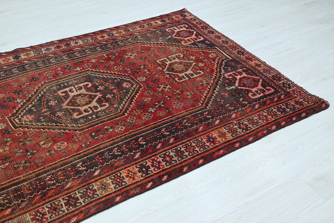 red Medium rug 5' 0" x 7' 9"