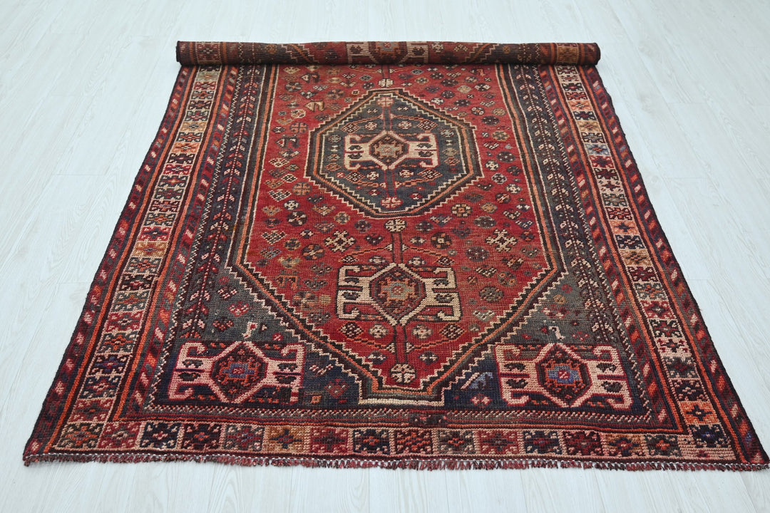 red Medium rug 5' 0" x 7' 9"
