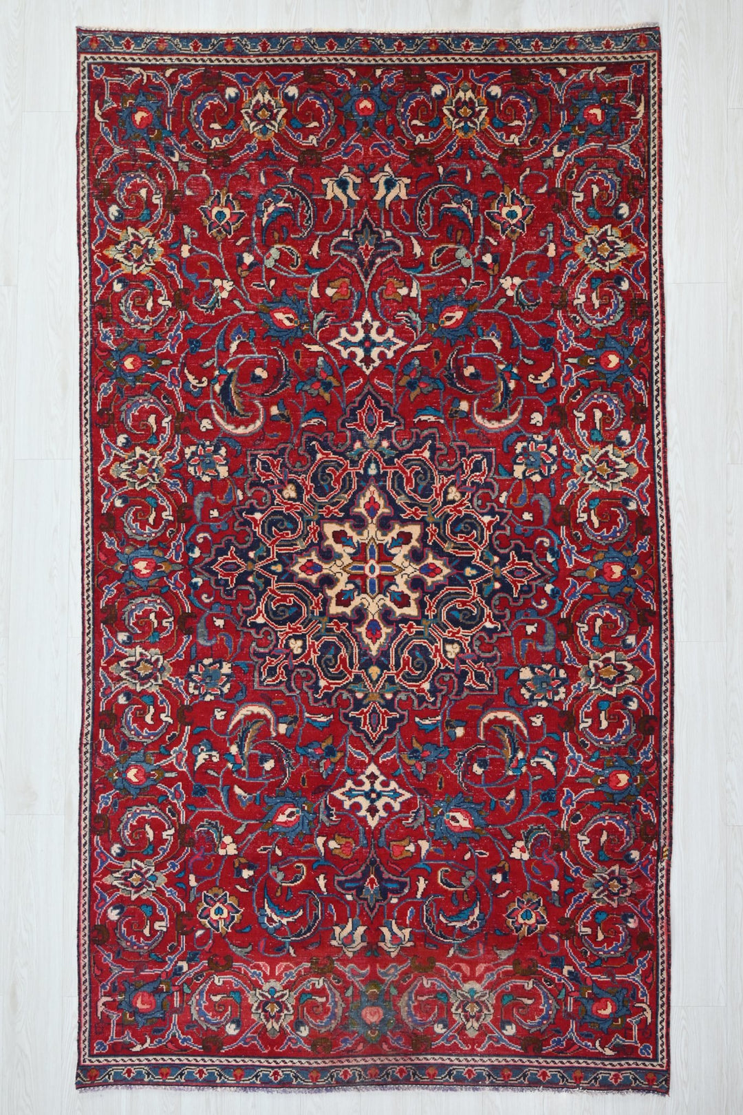 red Medium rug 4' 11" x 8' 10"