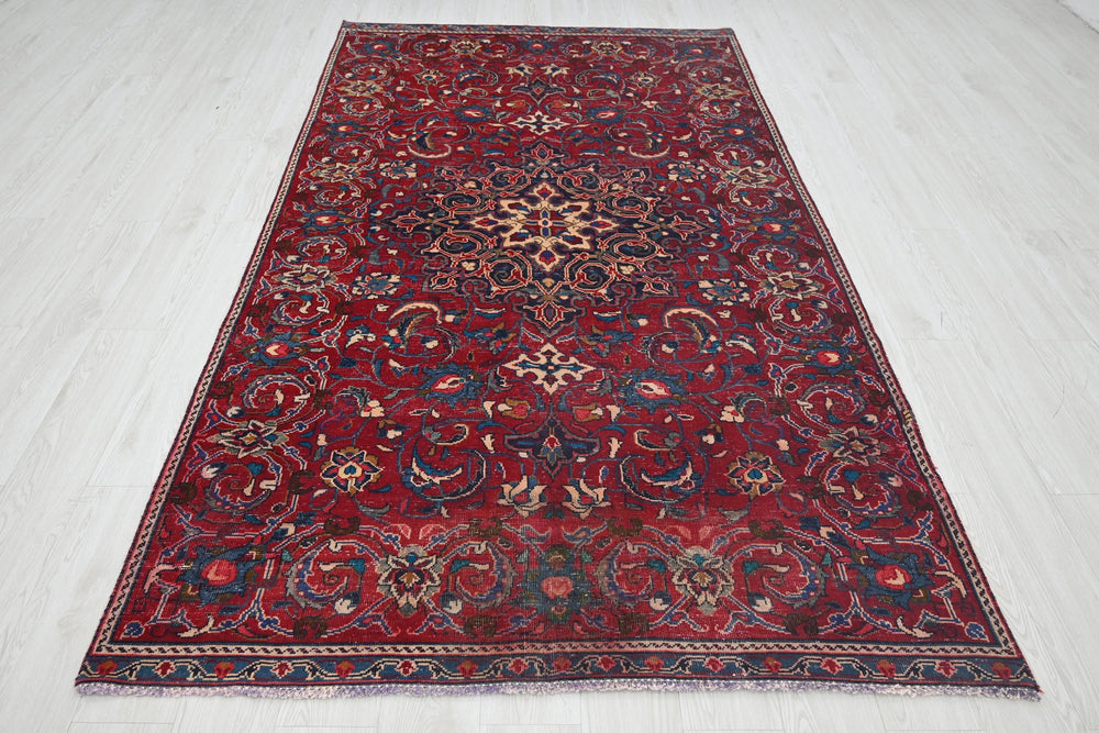 red Medium rug 4' 11" x 8' 10"