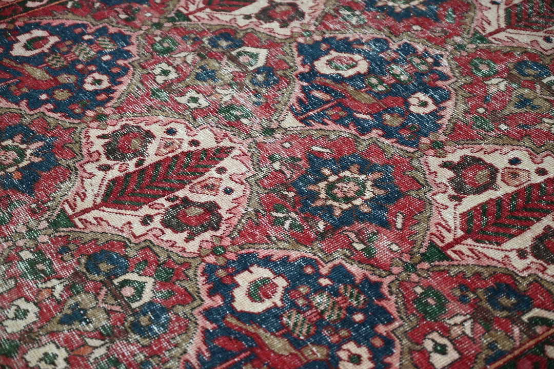 red Large rug 5' 0" x 9' 8"