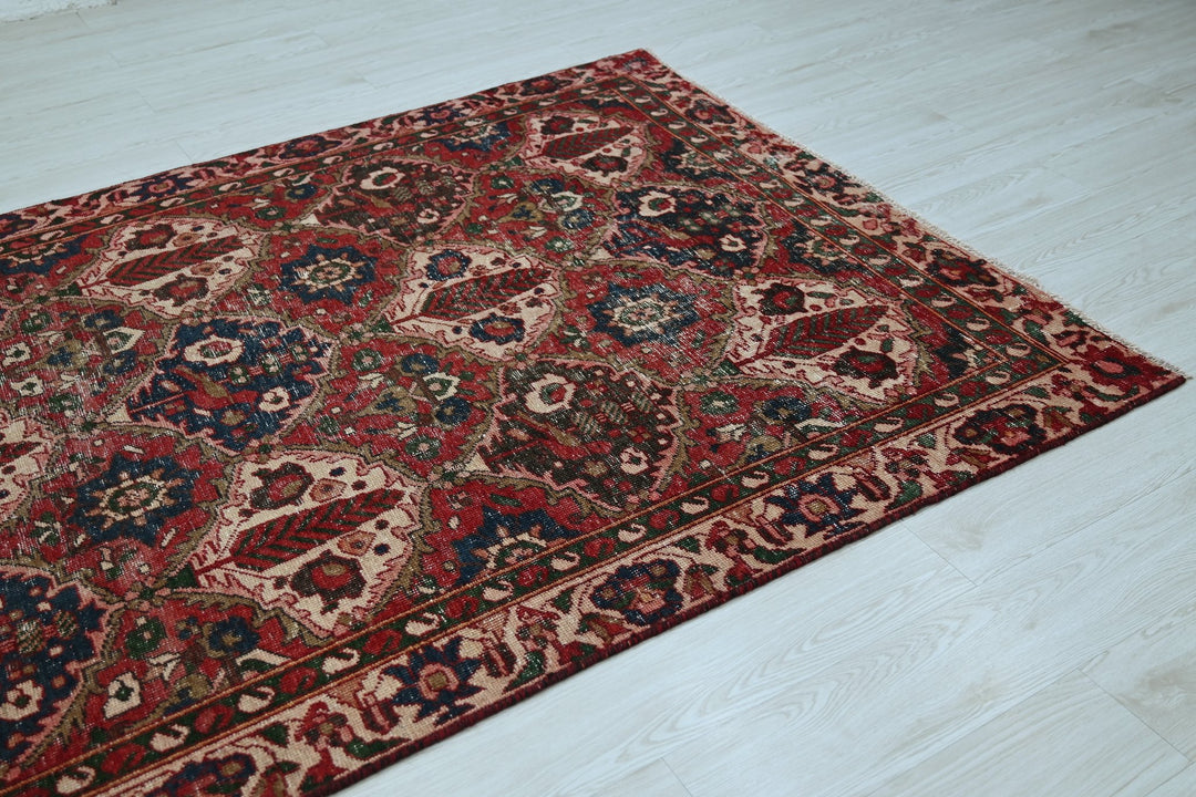 red Large rug 5' 0" x 9' 8"