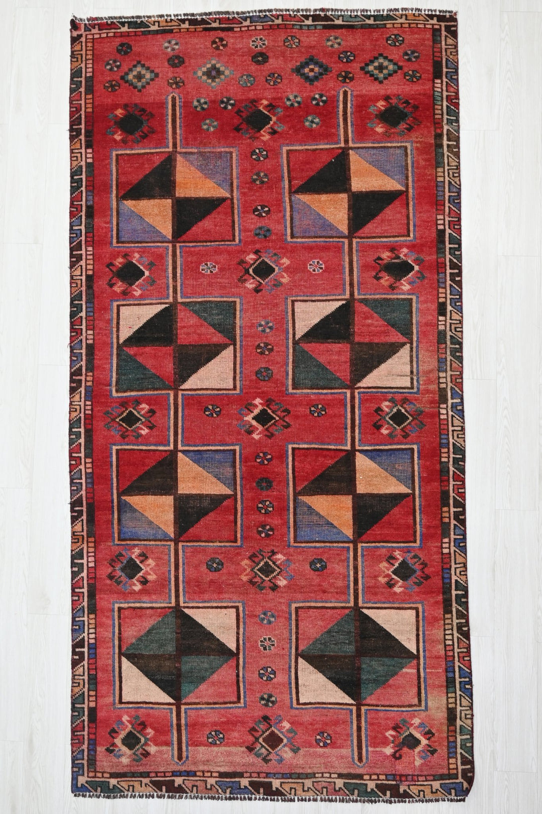 red Medium rug 4' 8" x 9' 4"