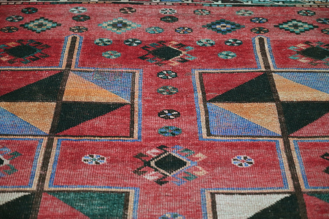 red Medium rug 4' 8" x 9' 4"