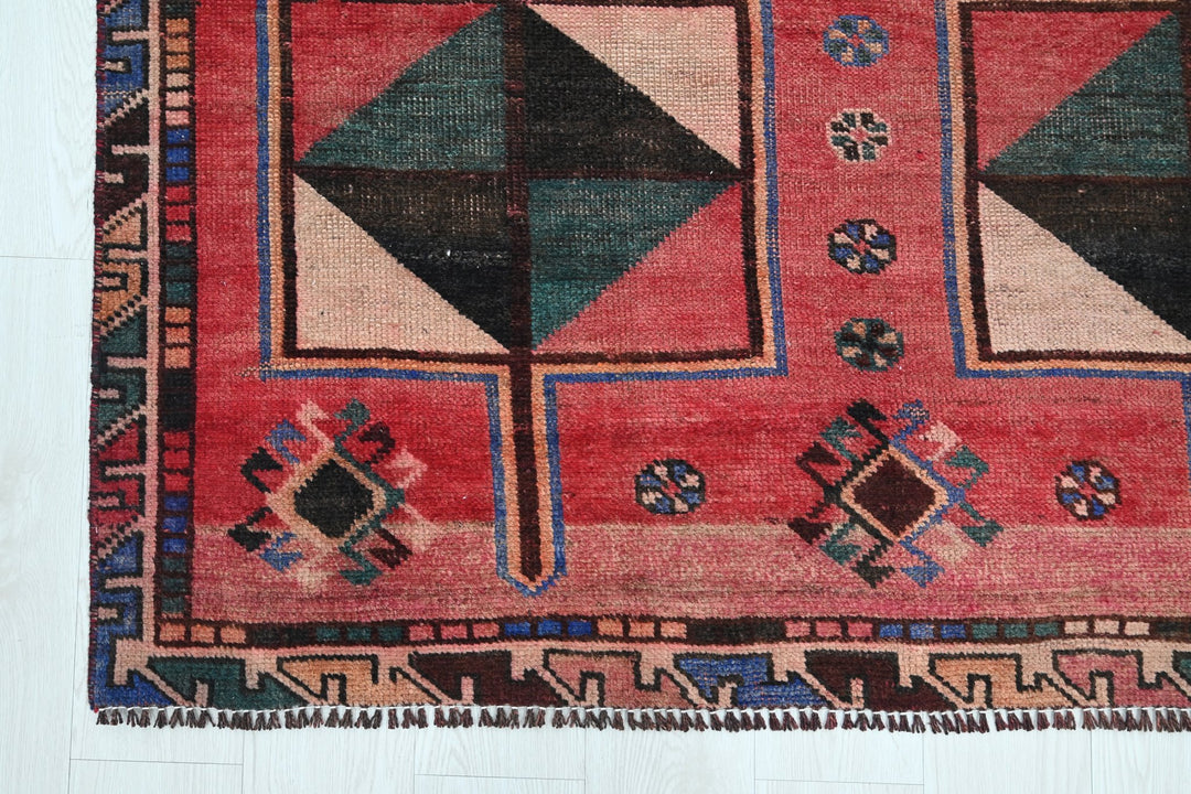 red Medium rug 4' 8" x 9' 4"