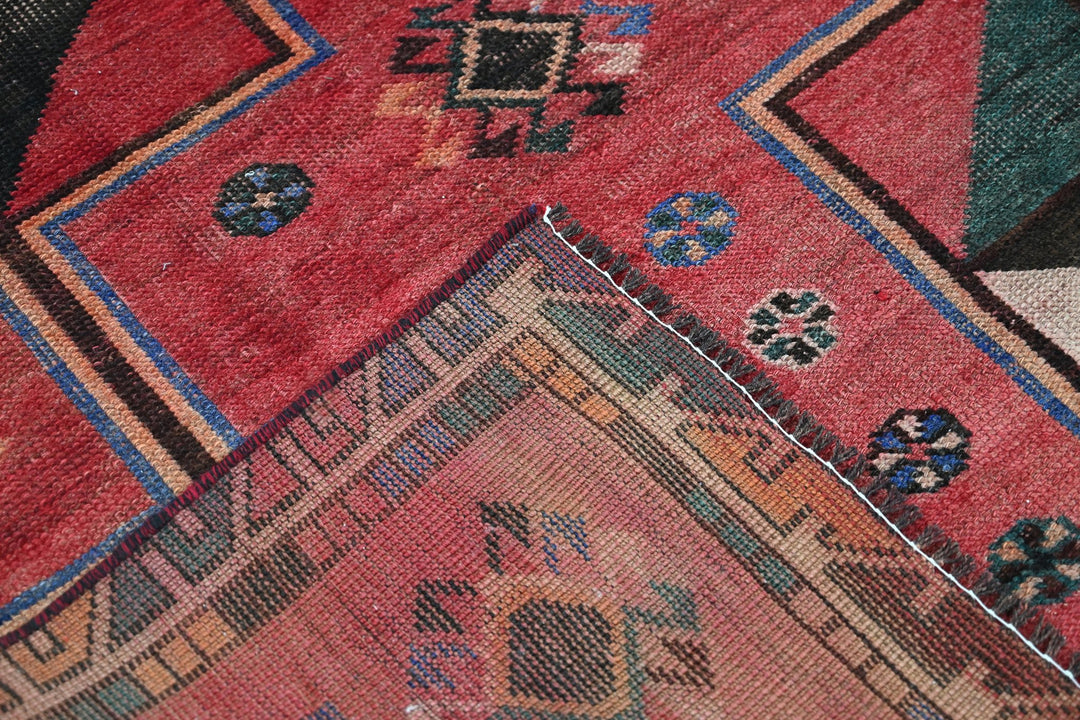 red Medium rug 4' 8" x 9' 4"