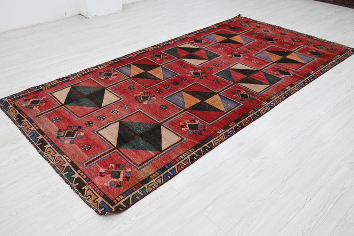 red Medium rug 4' 8" x 9' 4"
